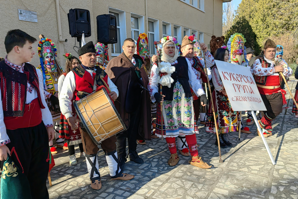 С шествие на кукерските групи днес започна традиционният Регионален празник „Маскарадни игри“ в сливенското село Желю войвода. Атрактивната проява се завръща...